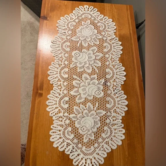 Heritage Lace, Vintage Rose Table Runner, Approx 32x15”, Great Condition - Picture 2 of 11